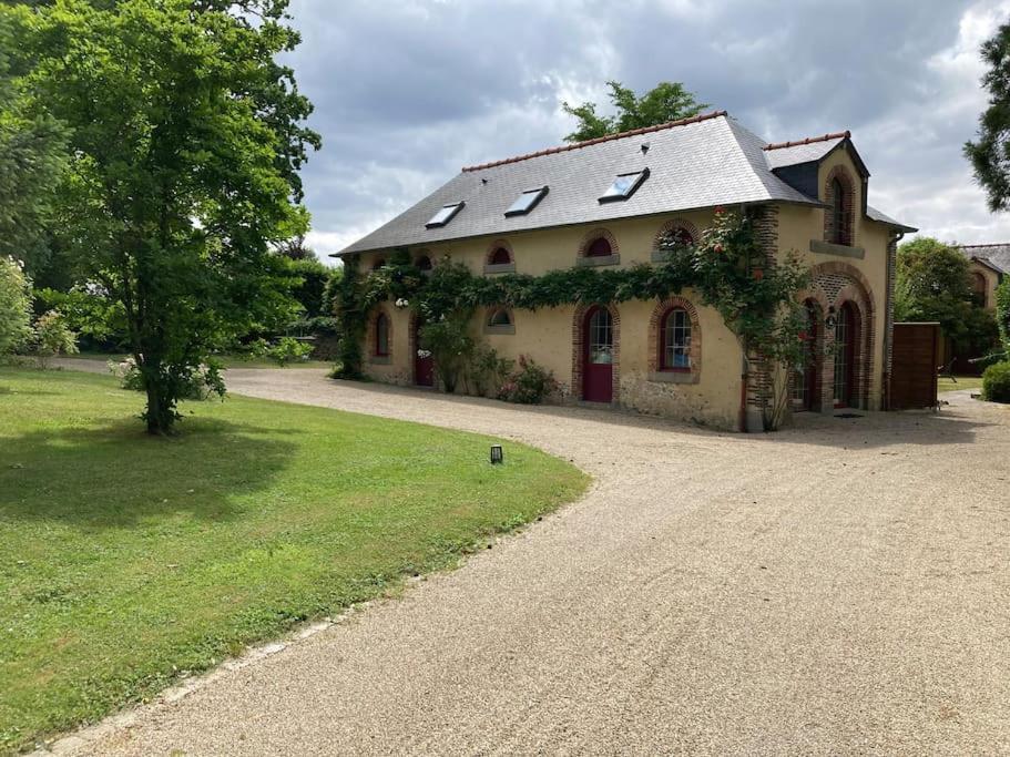 Willa Les Bosquets Saint-Ouen-Des-Toits Zewnętrze zdjęcie